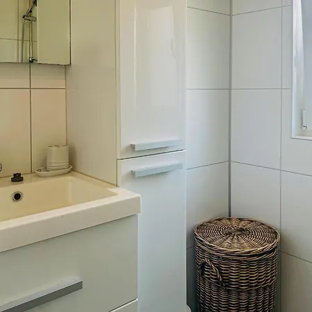 2 Bedroom Beautiful In 브레데네